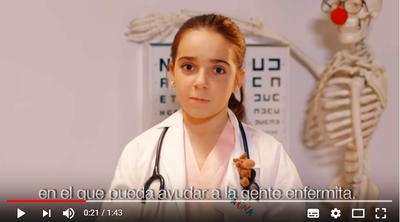 Imagen del spot: una niña haciendo el papel de una profesional de la Medicina