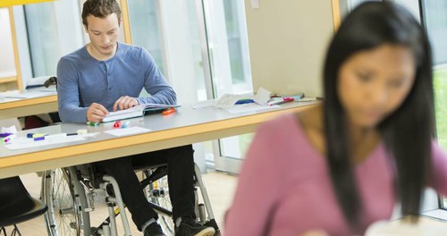 Joven con discapacidad en un curso
