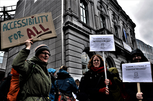 Manifestantes por el Acta Europea de Accesibilidad