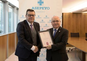 Martínez Donoso (a la izquierda) entrega a Vicente Aparicio el Sello Bequal