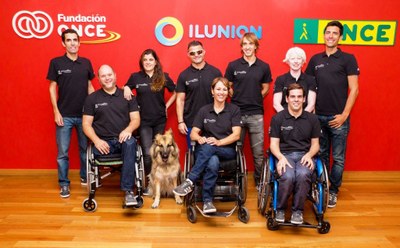 Nueve de los trainers paralímpicos posan con los emblemas de ONCE, Fundación e ILUNION