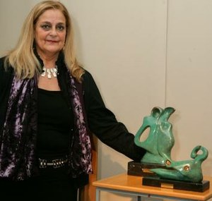Ana Benegas junto a una de sus obras