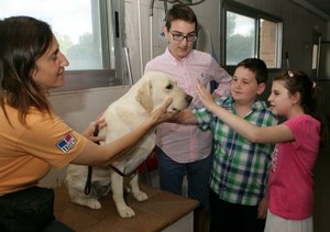 Los niños ganadores de "La ONCE y yo", 2016, en la Escuela de Perros guía