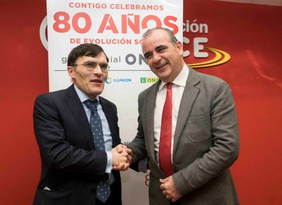 Alberto Durán (a la izquierda) y Luciano Poyato se saludan a la terminación del acto