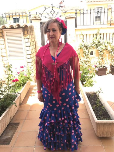 Amalia Azmecua vestida con un traje de flamenca