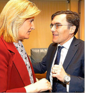 Báñez y Alberto Durán conversan durante un momento de la reunión