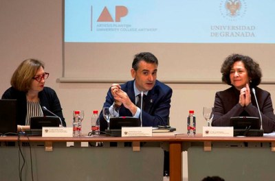 De izquierda a derecha, Isabel Martínez Lozano, Pablo Martín y Pilar Aranda, en la mesa presidencial del acto en la Universidad de Granada