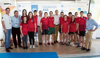 El equipo de promesas, con los representantes de AXA y de las Federaciones deportivas