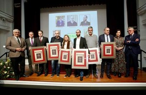 Foto de familia de los premiados en Sevilla