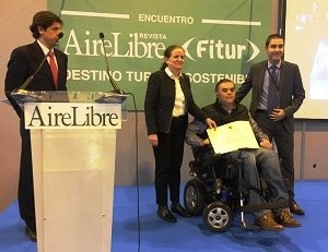 Jesús Hernández (en silla) recoge el premio otorgado por la revista 'Aire Libre'