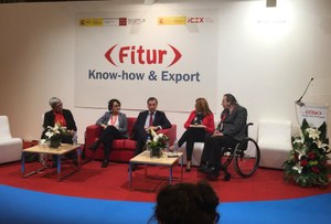 José Ángel Preciados (en el centro de la imagen), durante su participación en la mesa redonda celebrada en FITUR