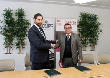 José Antonio Martín (a la izquierda) y Martínez Donoso se saludan tras suscribir el acuerdo