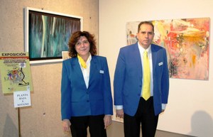 Los dos nuevos guías posan a la entrada del museo