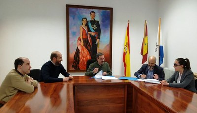Los firmantes del convenio, en el Ayuntamiento de Arenales de San Gregorio 