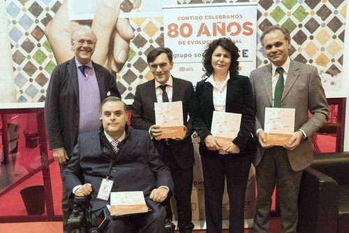 Los participantes en la presentación del Observatorio posan con sendos ejemplares impresos del informe