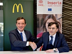Mario Barbosa, en representación de la firma de restauración, estrecha la mano de Alberto Durán tras formalizar la renovación del convenio 