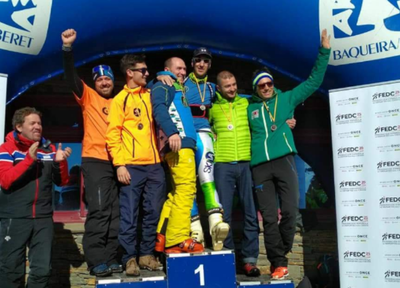 Podio masculino, en categoría sénior, de los esquiadores ciegos con sus guías en la Copa disputada en Baqueira