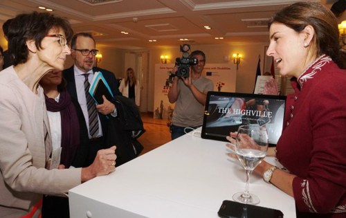 Saioa, emprendedora con discapacidad apoyada por Fundación ONCE, explica su iniciativa The Highville, a la comisaria europea Thyssen durante su visita a España del año pasado