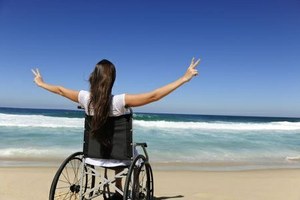 Una joven en silla de ruedas en una zona de playa