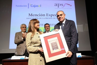Verónica Pérez, vicepresidenta del Parlamento andaluz, entrega el galardón a Luis Gresa