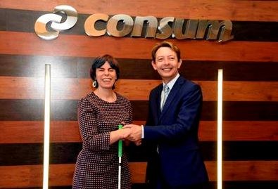Virginia Carcedo y Evarist Casany, tras firmar la renovación del convenio
