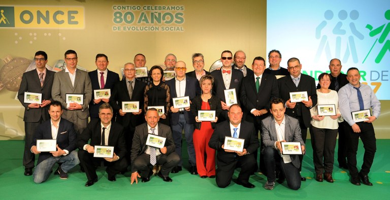 Foto de familia de los homenajeados junto al director general