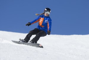 Astrid Fina, deslizándose sobre su tabla sobre la nieve
