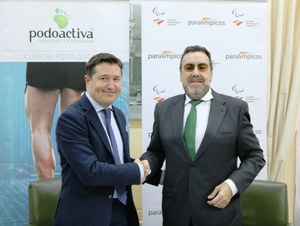 Carballeda (a la derecha) estrecha la mano de Víctor Alfaro tras firmar la renovación