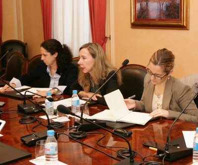De izda. a dcha. Ana Peláez, Patricia Sanz y la consejera general Cristina Arias