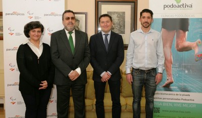 De izquierda a derecha, los intervinientes en el acto: Josefina Espejo, Miguel Carballeda, Víctor Alfaro y Gustavo Nieves