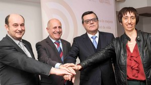 De izquierda a derecha, Santiago Moreno, José Luis Aedo, José Luis Martínez Donoso y Concha Díaz unen sus manos, tras rubricar el acuerdo