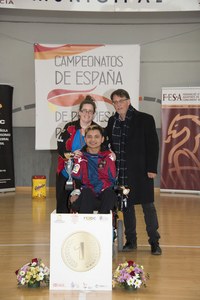 Dilan Hernández recibe su trofeo como jugador más destacado en el Campeonato de Boccia