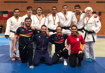 El equipo español, al completo, posa sobre el tatami en Heidelberg