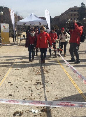 Estudiantes con antifaz que caminaron sobre los residuos