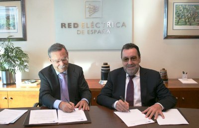 Folgado (a la izquierda) y Carballeda proceden a firmar la renovación del convenio