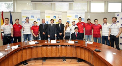 Foto de familia de los atletas paralímpicos participantes junto a representantes del CPE y de AXA, tras la firma del acuerdo