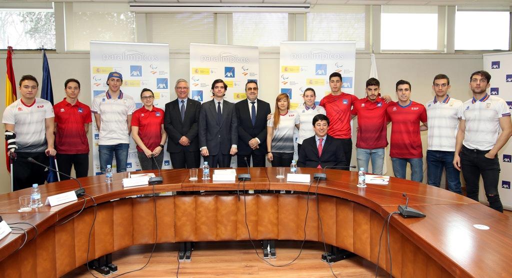 Foto de familia de los atletas paralímpicos participantes junto a representantes del CPE y de AXA, tras la firma del acuerdo