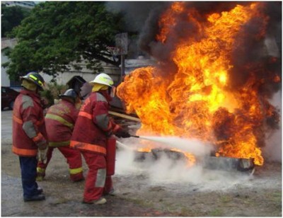 Imagen de uno de los cursos de formación de lucha contra el fuego, en las instalaciones de ILUNION en Boadilla del Monte