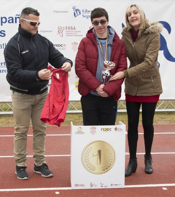 Iván Hernández recoge su galardón como mejor atleta del Campeonato de Liberty Seguros