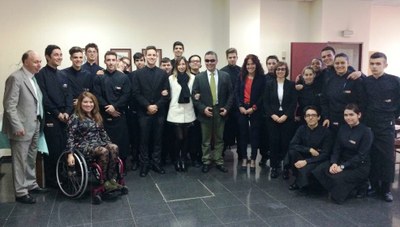 Los alumnos del CIFP Carlos Oroza que colaboraron en la experiencia, con sus profesores y los representantes de la ONCE