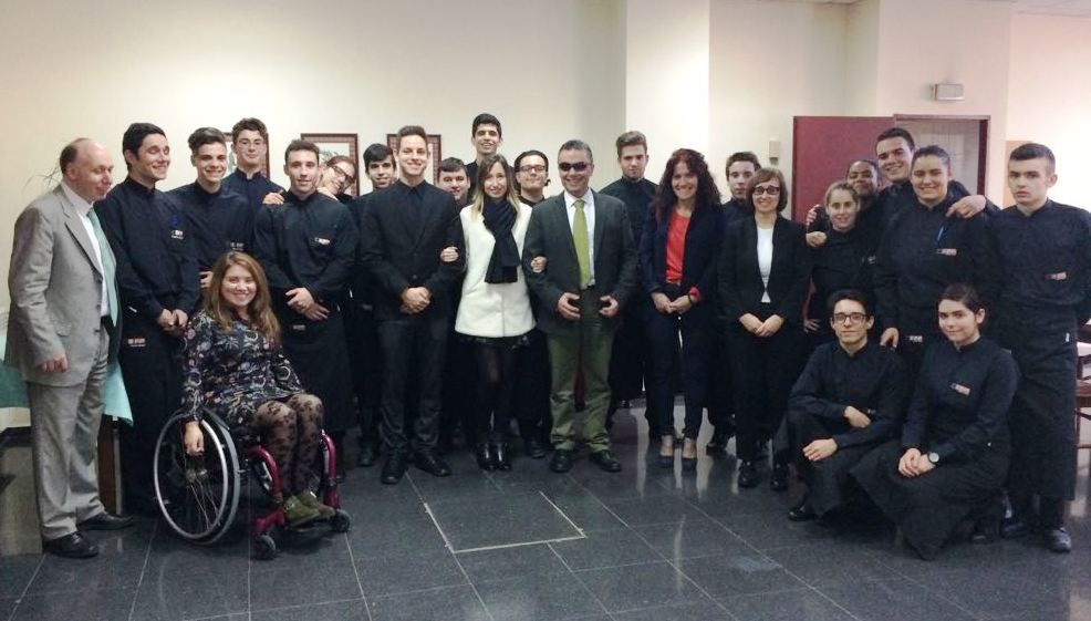 Los alumnos del CIFP Carlos Oroza que colaboraron en la experiencia, con sus profesores y los representantes de la ONCE