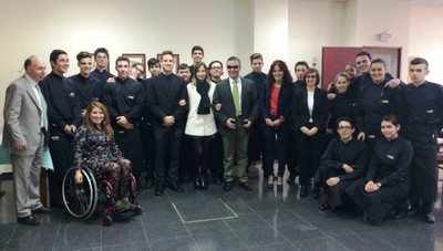 Los alumnos del CIFP Carlos Oroza que colaboraron en la experiencia, con sus profesores y los representantes de la ONCE