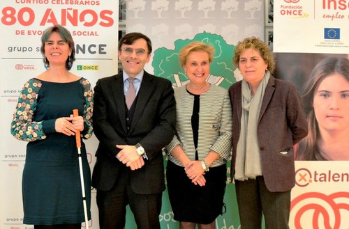 Los firmantes del acuerdo posan tras proceder a la rúbrica: de izquierda a derecha, Virginia Carcedo, Alberto Durán, María del Carmen Quintanilla y Teresa Palahí	