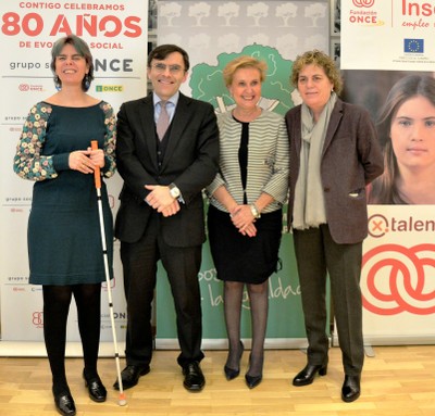 Los firmantes del acuerdo posan tras proceder a la rúbrica: de izquierda a derecha,  Virginia Carcedo, Alberto Durán, María del Carmen Quintanilla y Teresa Palahí