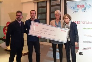 Los galardonados (en el centro) muestran una reproducción del cheque con el premio obtenido, flanqueados por los representantes de GAES y de Fundación ONCE