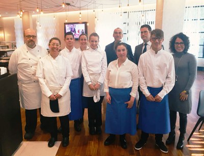 Los jóvenes que han desarrollado su formación en el ILUNION Pío XII posan junto a algunos de sus profesores en el curso en las instalaciones del propio hotel