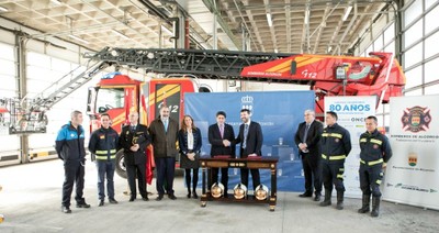 Los representantes de ILUNION Facility Services y del Ayuntamiento de Alcorcón firman el acuerdo en materia de formación, en las instalaciones de los bomberos municipales