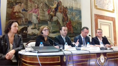 Los representantes de los diferentes partidos políticos en la mesa presidencial del acto