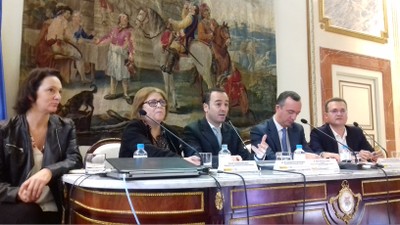 Los representantes de los diferentes partidos políticos en la mesa presidencial del acto