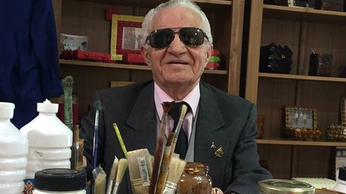 Manuel, en su estudio, rodeado de sus utensilios para la práctica de la papiroflexia